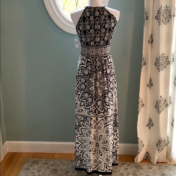 Elegant Black and White Maxi Dress - Picture 4 of 8